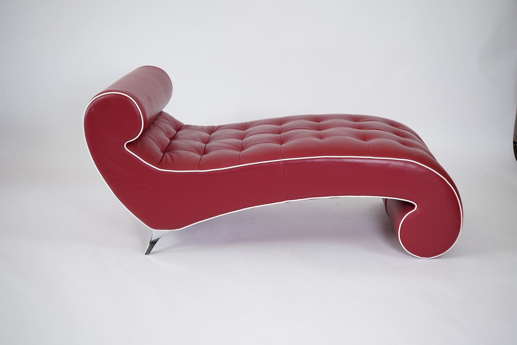 Vavicci for Flavien Cortes: An 'Adagio' Italian leather chaise longue